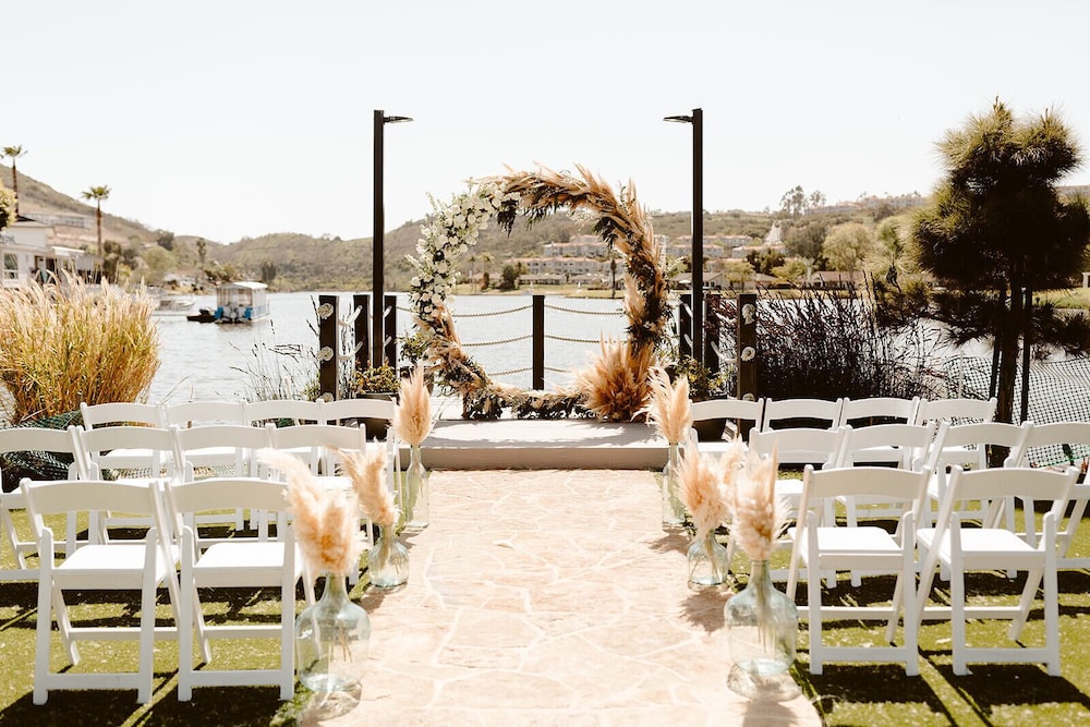 Lakehouse Resort