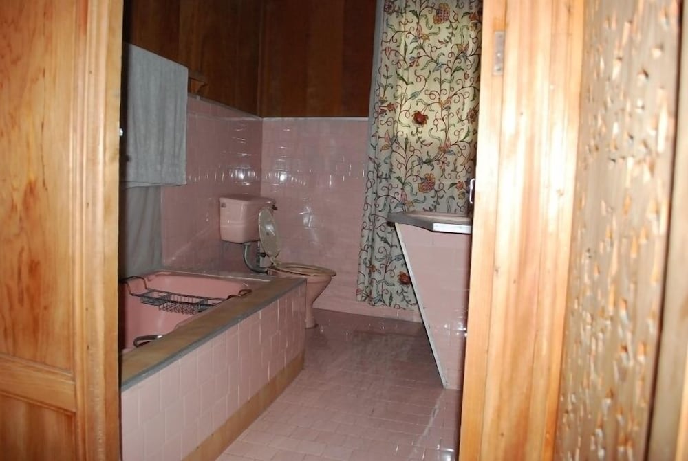 Wangnoo Houseboats