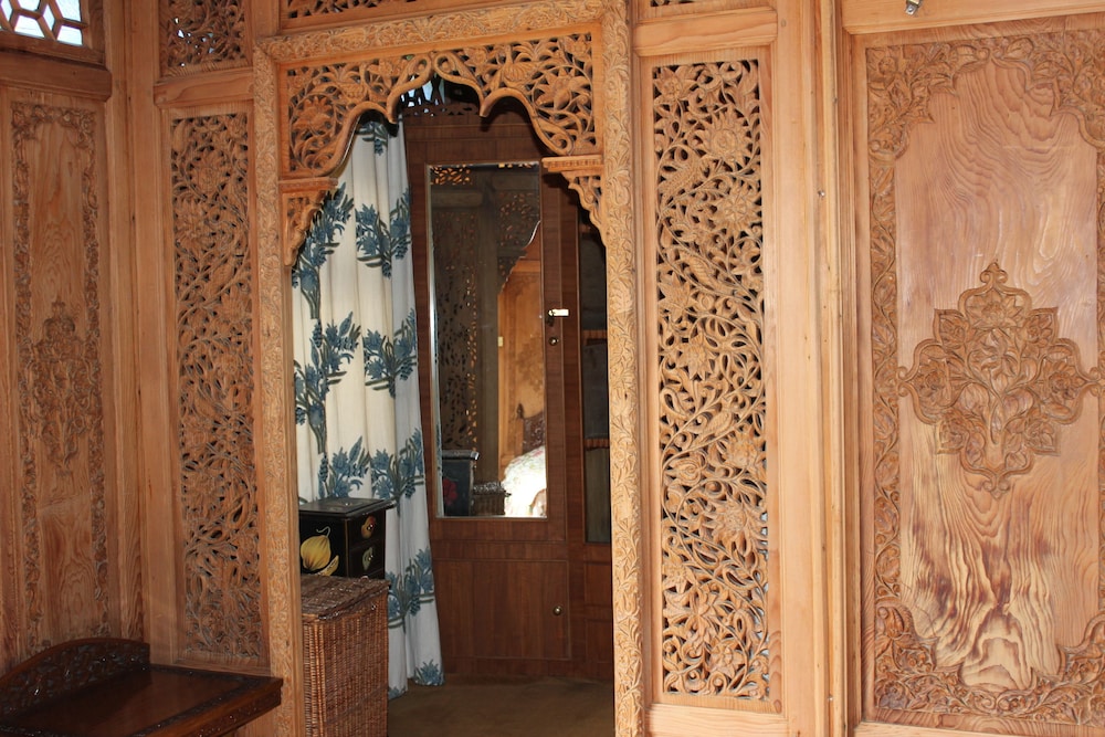Wangnoo Houseboats