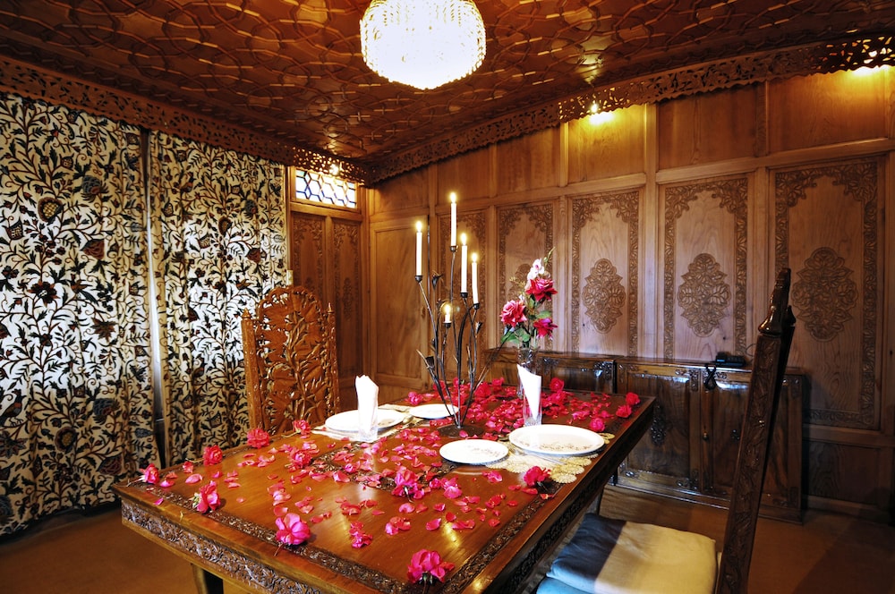Wangnoo Houseboats