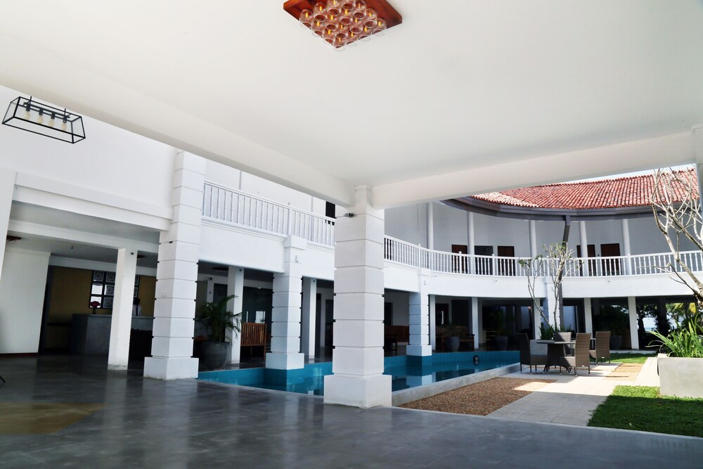 Hibiscus Beach Hotel And Villas