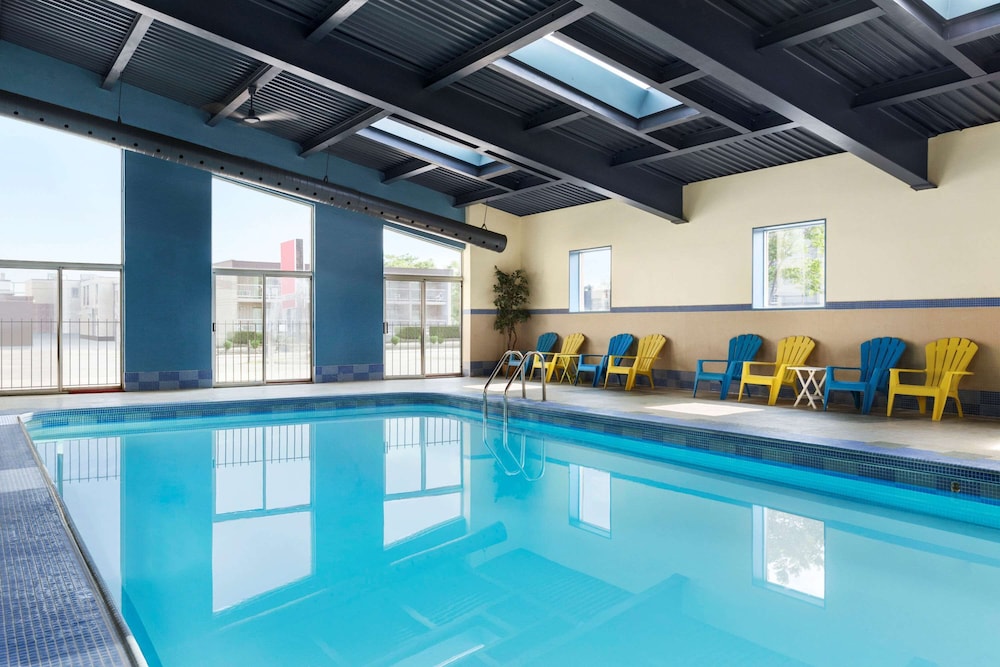 Days Inn & Suites by Wyndham Niagara Falls Centre St. By the Falls