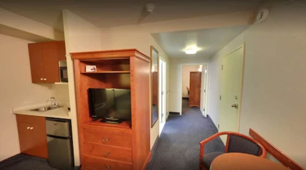 Days Inn & Suites by Wyndham Niagara Falls Centre St. By the Falls