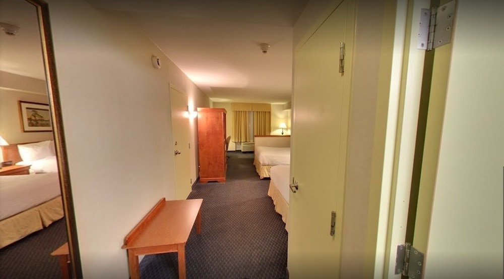 Days Inn & Suites by Wyndham Niagara Falls Centre St. By the Falls