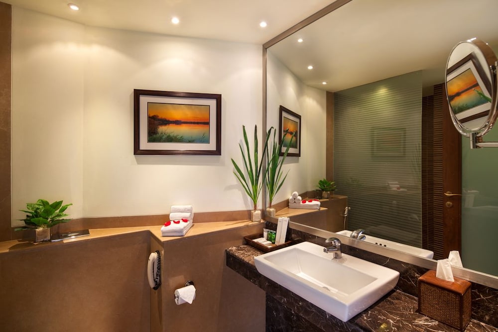 DLF Club 5 - Golf Course Road