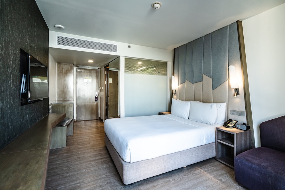 Holiday Inn Express Bangkok Sukhumvit 11 by IHG
