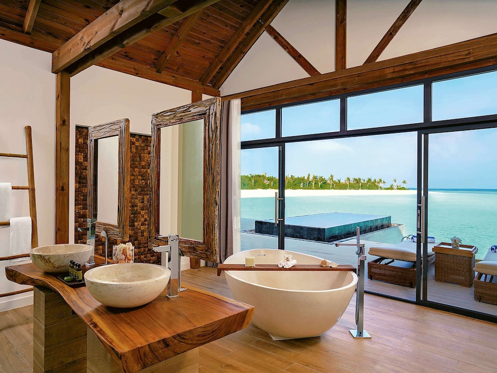 Kuredhivaru Resort and Spa — property photograph 5
