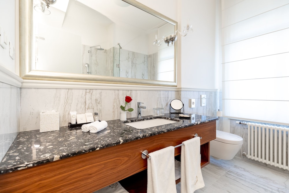 Le Premier Boutique Hotel