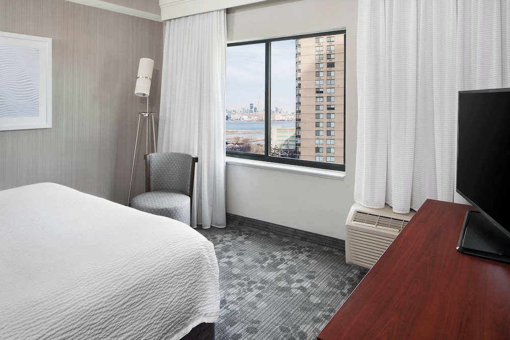 Courtyard Jersey City Newport