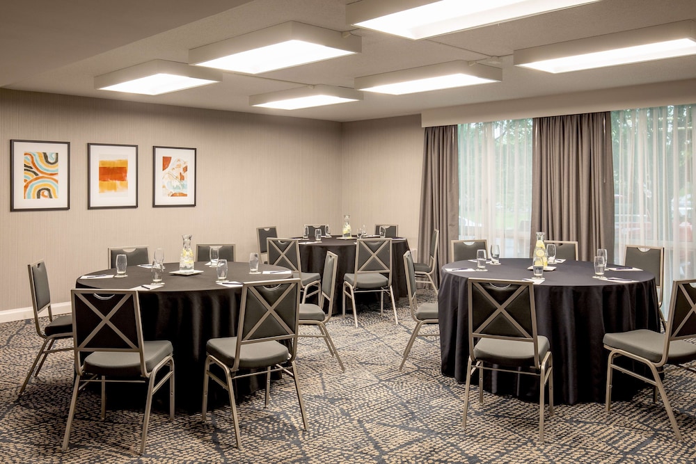 DoubleTree by Hilton Chicago - North Shore Conference Center