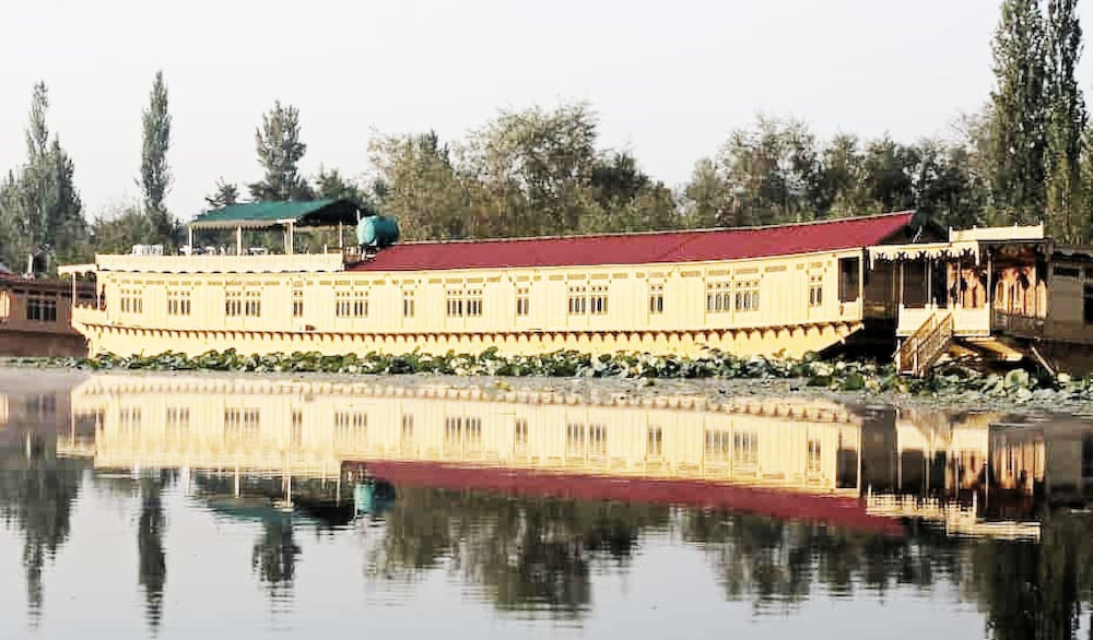 Mascot Houseboats