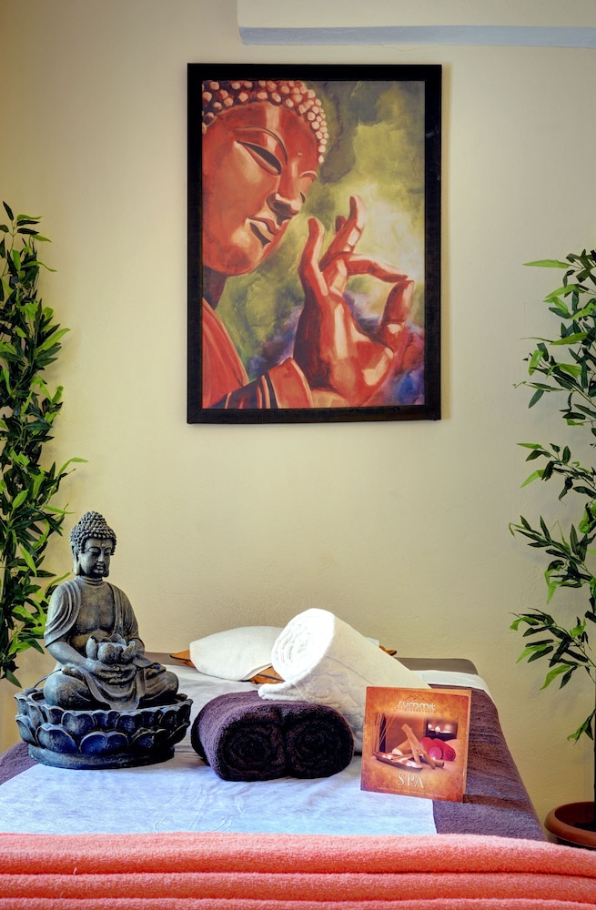 Summit Namnang Courtyard & Spa (MG Marg)