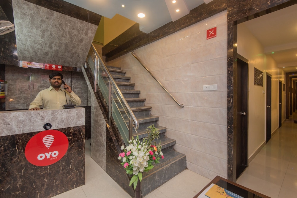 OYO 8678 Hotel Golden Nest
