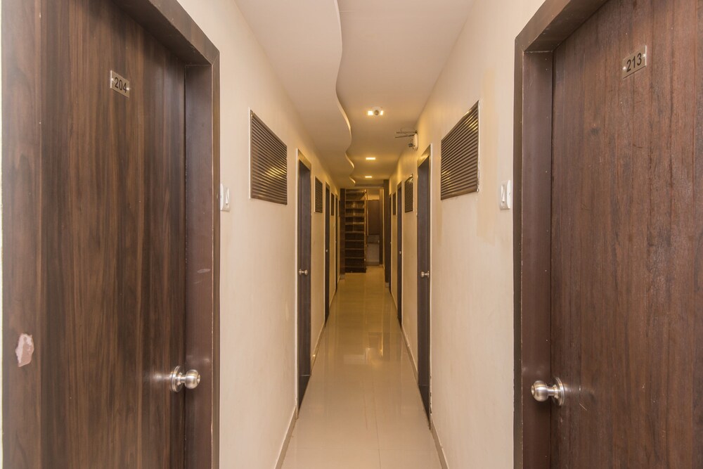 OYO 8678 Hotel Golden Nest