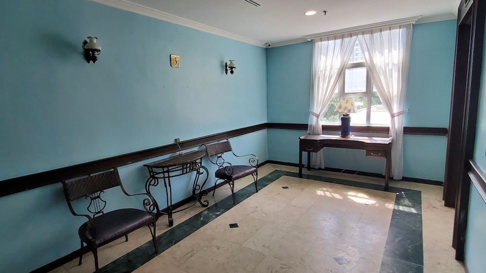 Leisure Cove Hotel & Apartments