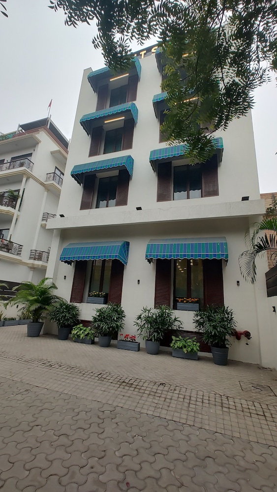 Saltstayz Select - Nehru Place & New Friends Colony