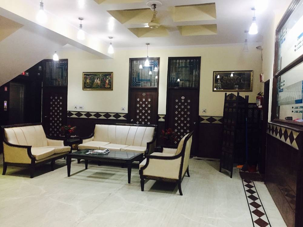  Hotel Star Villa- 1 Minute from NDLS Station