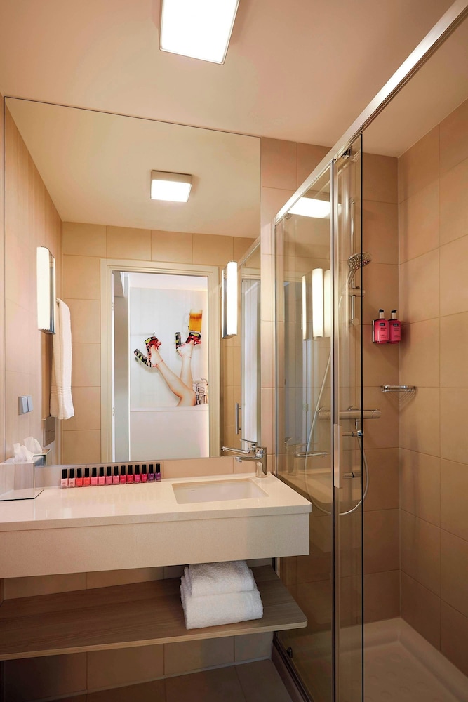 MOXY Frankfurt Airport