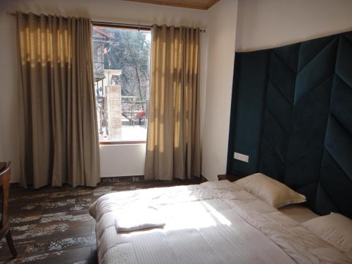 The Hill Crest Inn | Rooms & Suite
