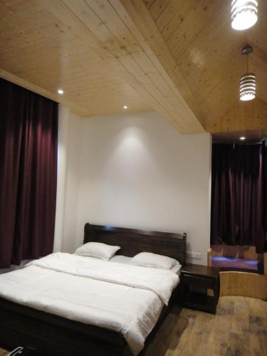 The Hill Crest Inn | Rooms & Suite