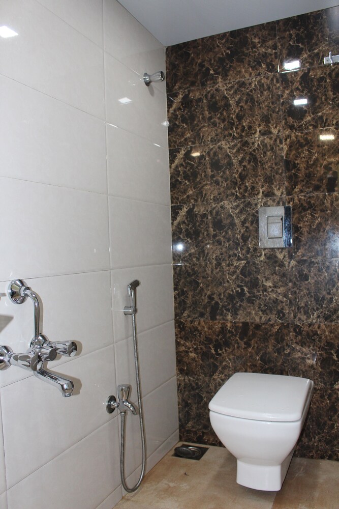 OYO 48703 Hotel Qamar