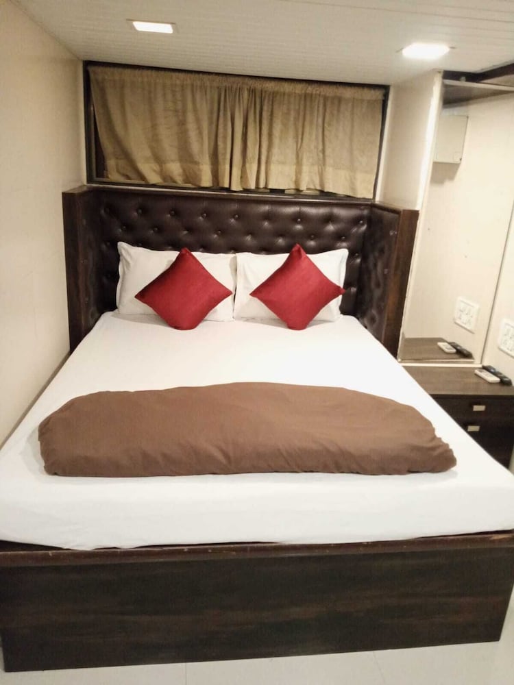 OYO 48703 Hotel Qamar