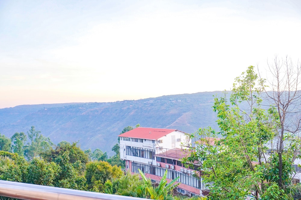 Fabhotel Twilight House