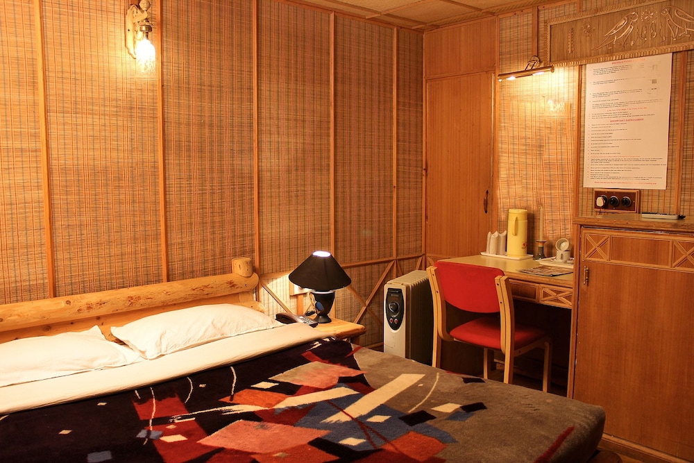 Snow King Retreat & Revolving Restaurant ,Cottages, Huts, Villas - Fagu Hill Top Kufri Shimla