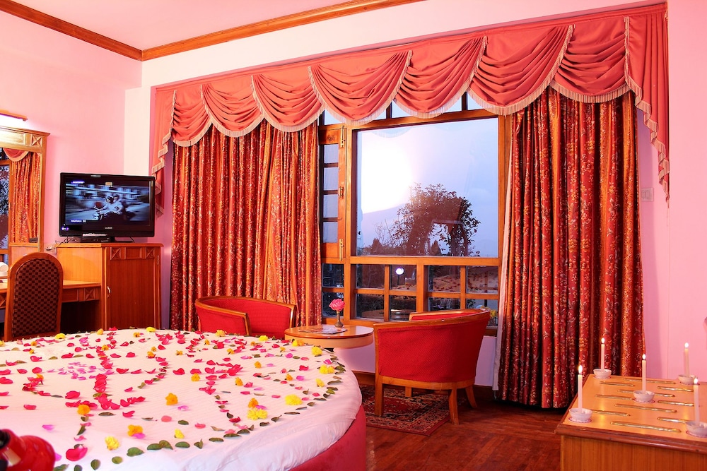 Snow King Retreat & Revolving Restaurant ,Cottages, Huts, Villas - Fagu Hill Top Kufri Shimla