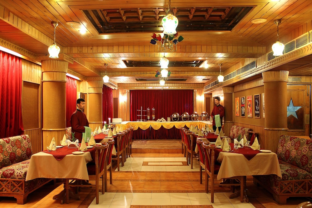 Snow King Retreat & Revolving Restaurant ,Cottages, Huts, Villas - Fagu Hill Top Kufri Shimla