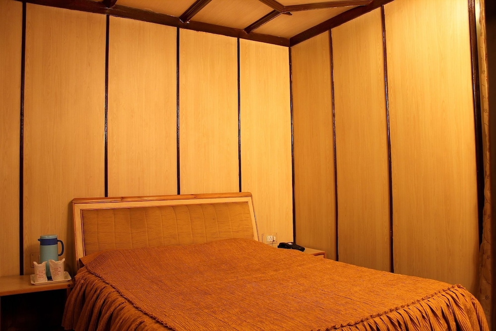 Snow King Retreat & Revolving Restaurant ,Cottages, Huts, Villas - Fagu Hill Top Kufri Shimla