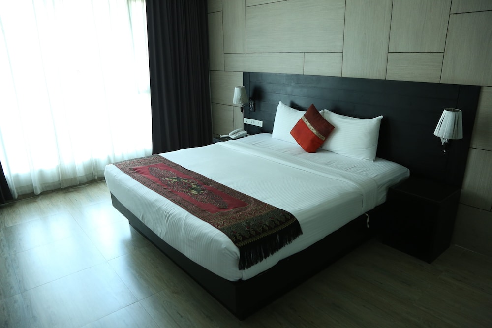 Boss Suites Nana Hotel