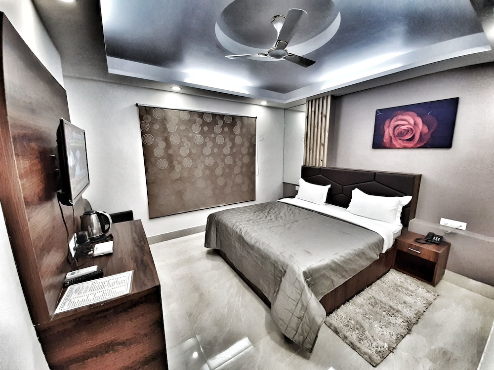 Hotel Aerocity Purple Orchid
