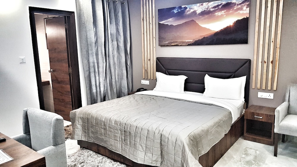Hotel Aerocity Purple Orchid