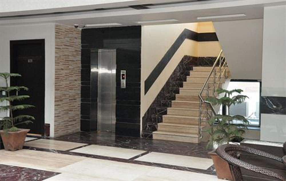 Jeyan Inn By Golden Tree