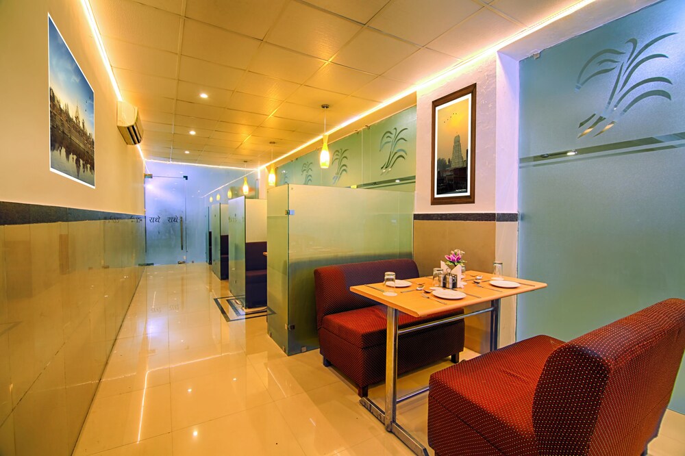 Shanti Seva Dham - A Religious Stay At Priyakant Ju Temple Vrindavan