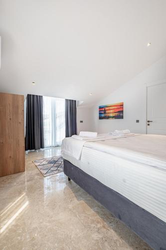 Belek Deluxe Suit