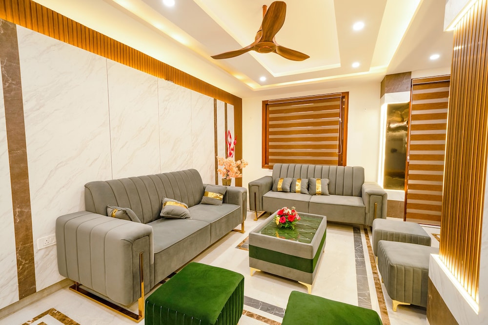 Fabhotel Royale Basant Residency