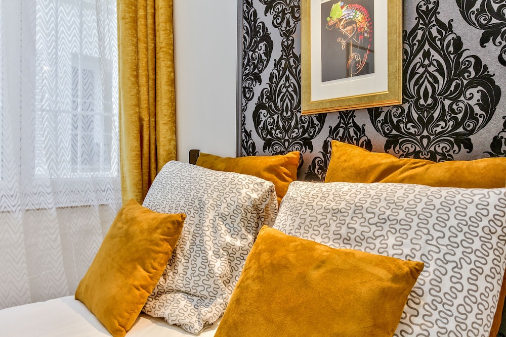 32 Atelier Paris Fashion