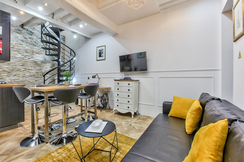 32 Atelier Paris Fashion