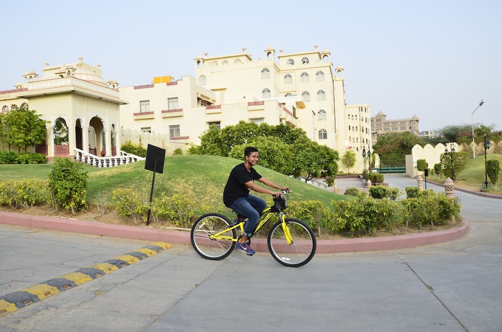 Le Méridien Jaipur Resort & Spa