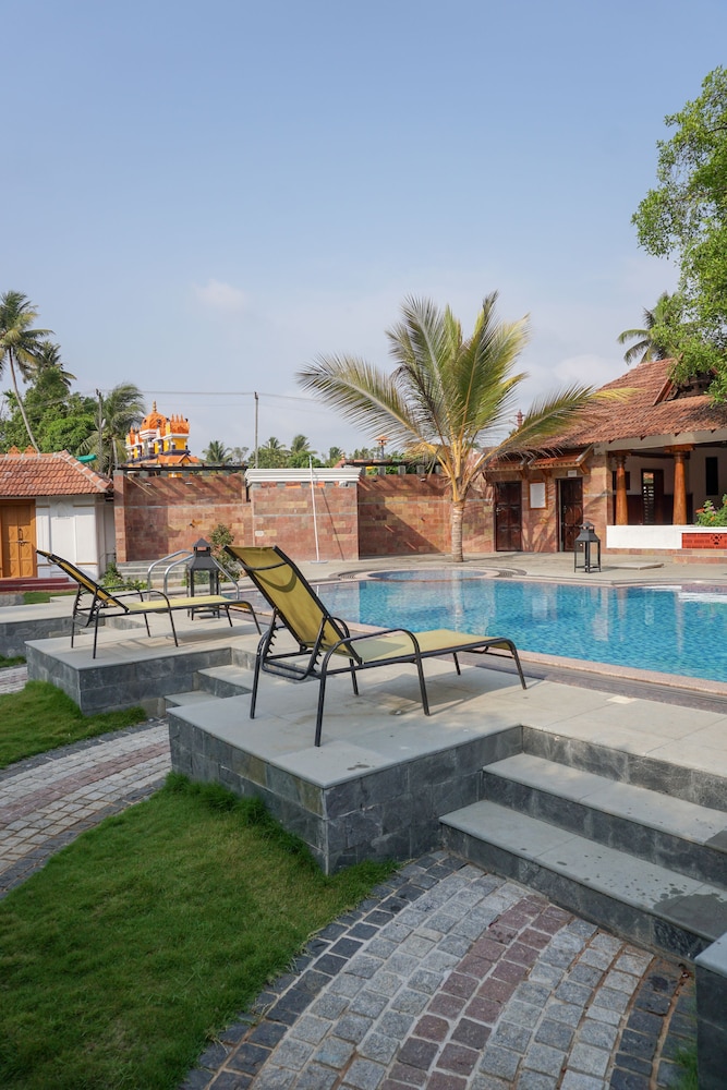 Kumarakom Tharavadu - Heritage Hotel