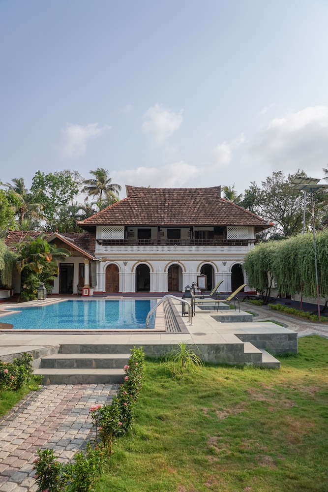 Kumarakom Tharavadu - Heritage Hotel
