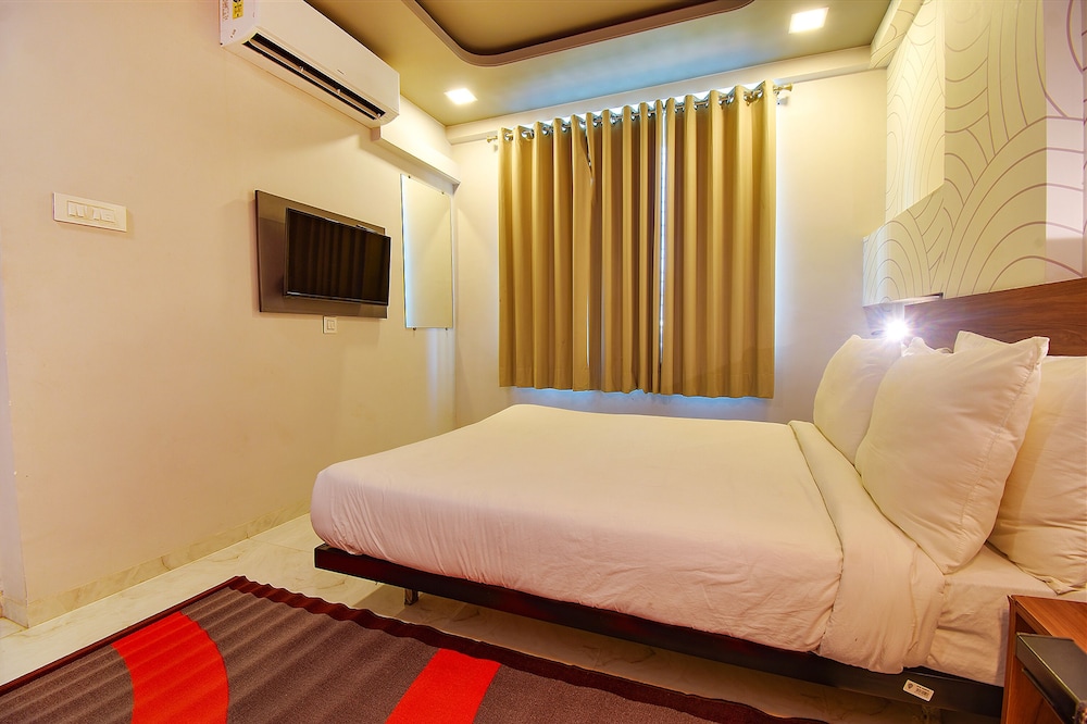 FabHotel Manomay Homes