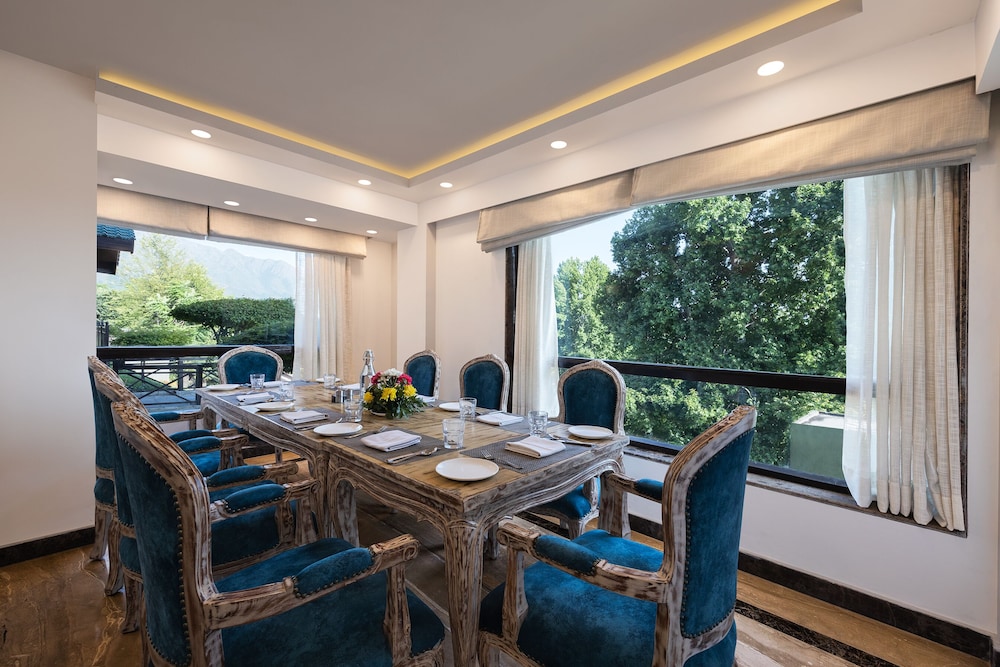 RK Sarovar Portico
