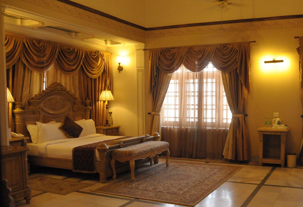 Resort By The Ana Sagar Lake