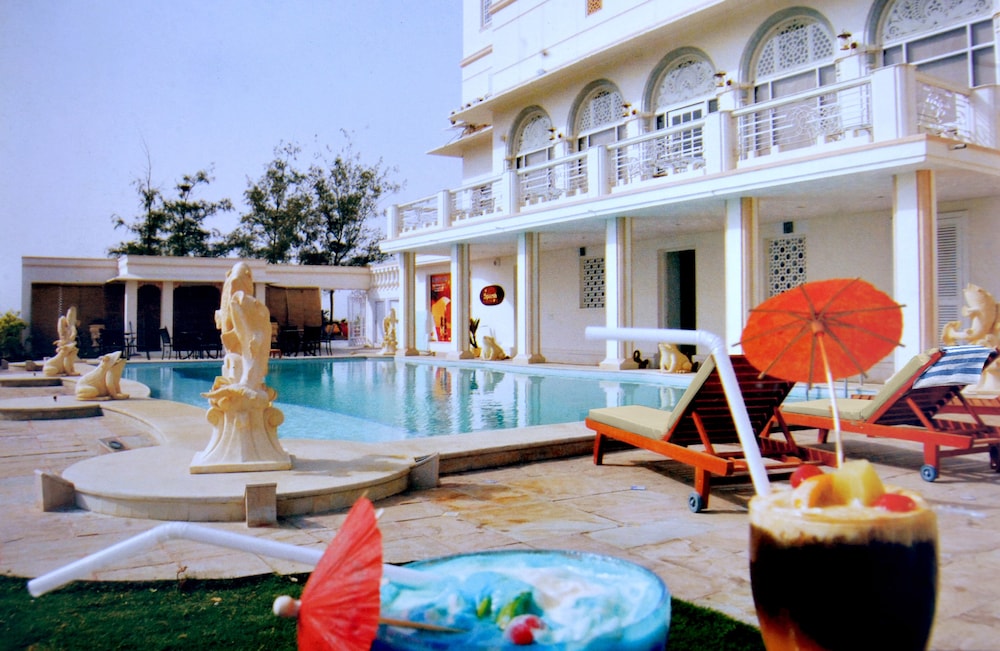 Resort By The Ana Sagar Lake