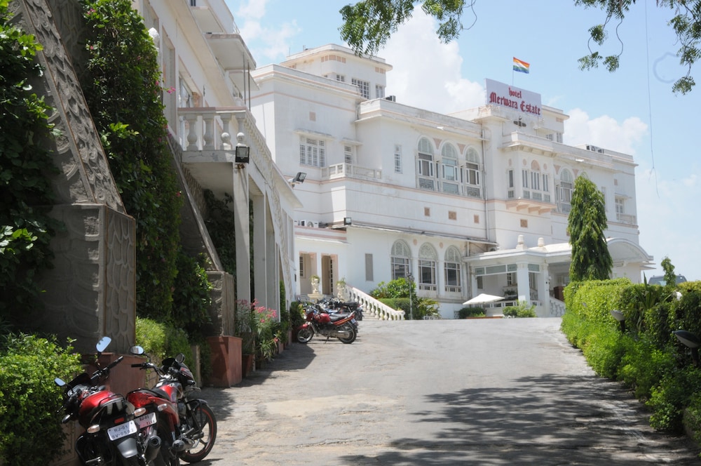 Resort By The Ana Sagar Lake