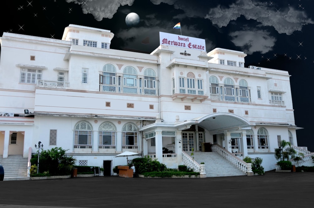 Resort By The Ana Sagar Lake