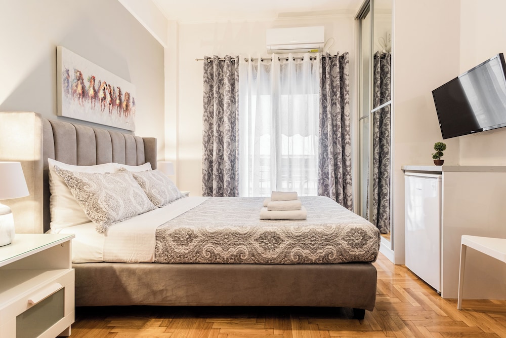 Nicholas Point Apartments and Rooms